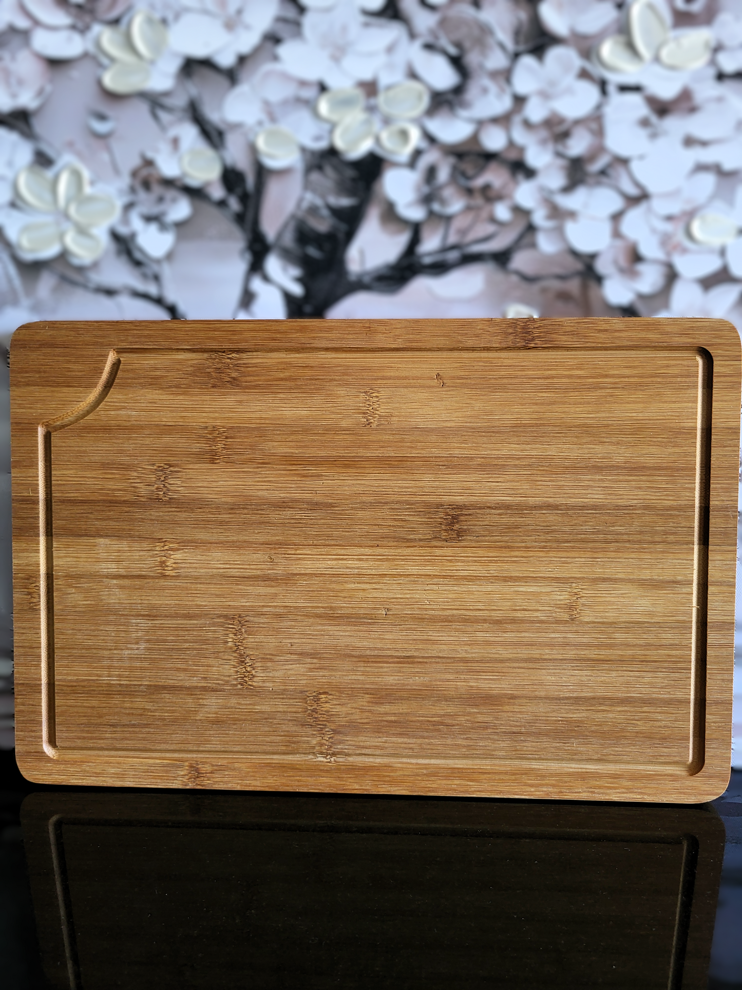 „Hochwertiges Bambus Schneidebrett mit detailreicher Hirschgravur – praktisches Küchenbrett aus Bambus mit Saftrille, ideal als Geschenk für Jäger und Naturfreunde“