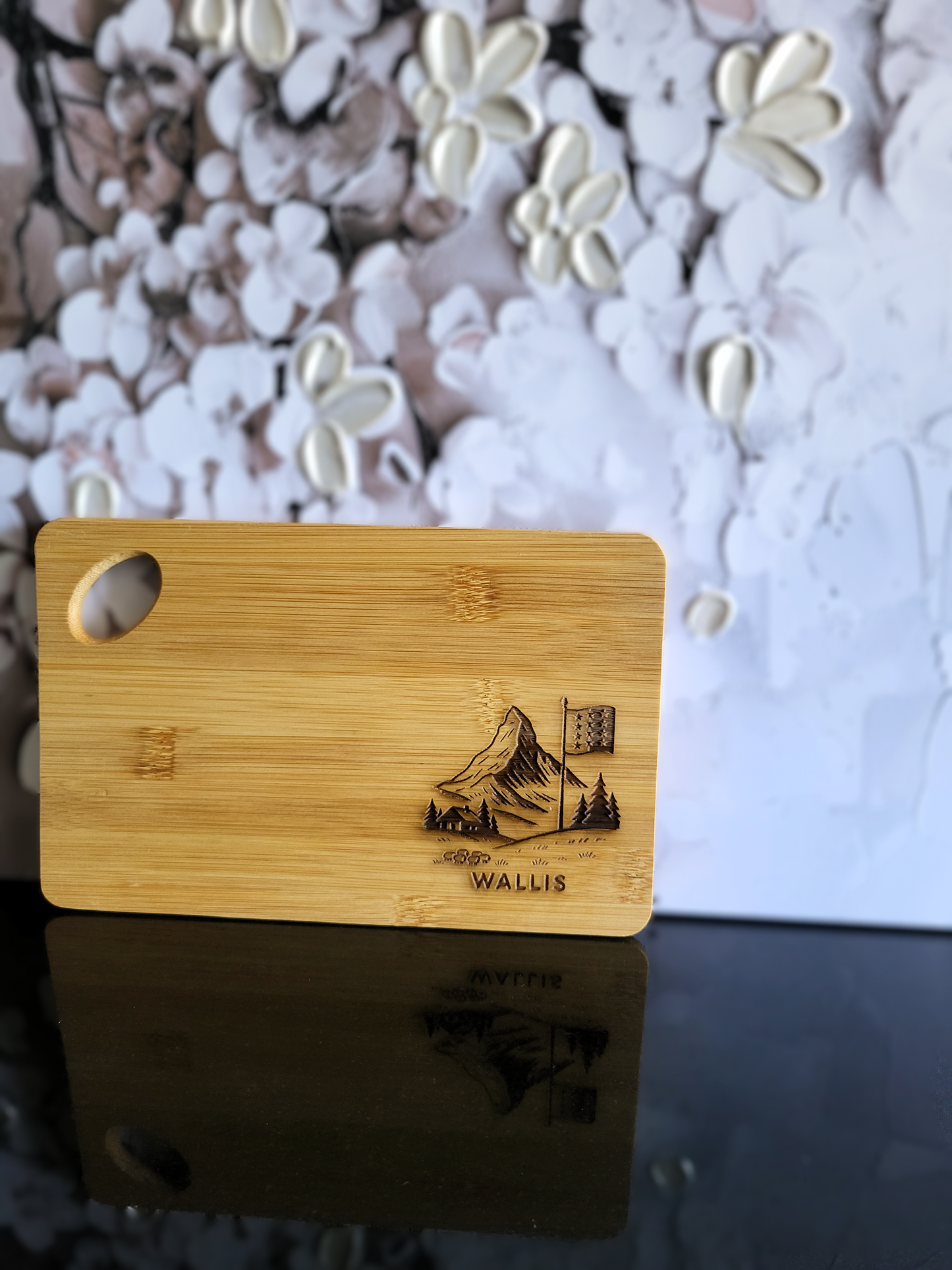 Bambus Schneidebrett mit Matterhorn Gravur – Holzbrett mit Schweizer Alpen Motiv, Wallis Fahne und Berglandschaft – nachhaltiges Küchenbrett aus Bambus – perfektes Geschenk für Schweiz-Fans, Grillabende, Küche oder Souvenir – ALPCUT Design Schneidebrett