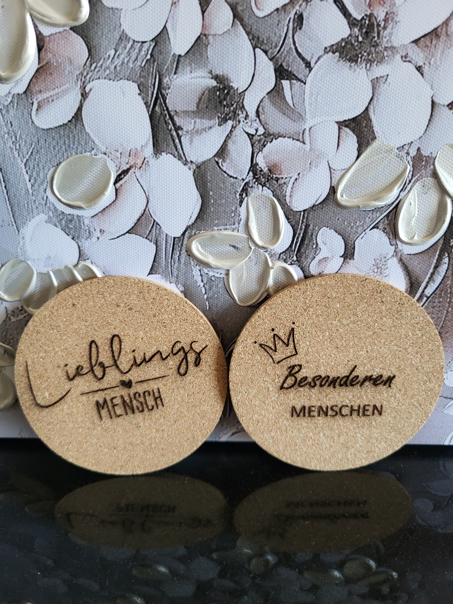 Set aus fünf Korkuntersetzern für Apéro oder Cocktails. Die gravierten Untersetzer zeigen verschiedene Motive wie einen Bären mit Brille, einen Bären im Ringelshirt und ein Martini-Glas. Zwei weitere Untersetzer sind mit den Sprüchen "Lieblingsmensch" und "Besonderen MENSCHEN" beschriftet. Perfekt als Geschenkset für Liebhaber von stilvollem Bar-Zubehör oder als originelles Geschenk für Freunde und Familie.