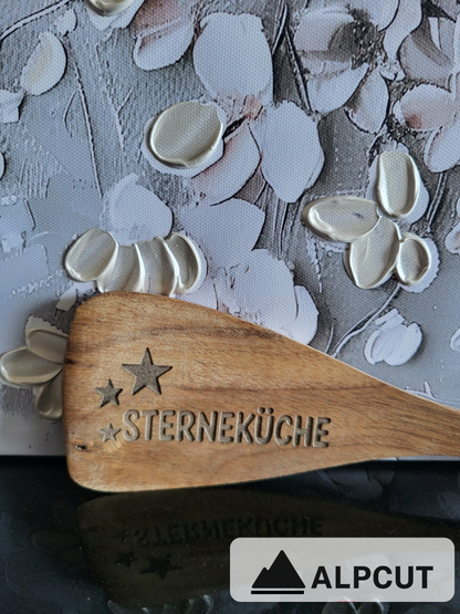 Kochlöffel „Sterneküche“ – Holzspachtel mit Gravur (Akazie)