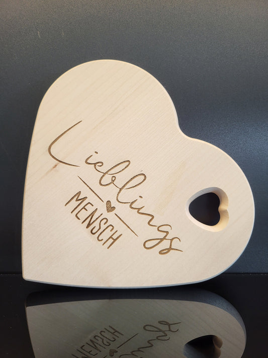 „Herz-Schneidebrett aus Ahornholz mit Gravur Lieblingsmensch – liebevoll handgefertigt von ALPCUT. Personalisiertes Holzbrett in Herzform mit Herz-Ausschnitt, ideal als Geschenk für Partner, Freunde oder Familie. Vielseitig nutzbar als Frühstücksbrett, Käsebrett oder Dekoration. Nachhaltiges Naturholz, fein verarbeitet und einzigartig graviert.“