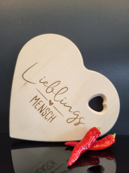 „Herz-Schneidebrett aus Ahornholz mit Gravur Lieblingsmensch – liebevoll handgefertigt von ALPCUT. Personalisiertes Holzbrett in Herzform mit Herz-Ausschnitt, ideal als Geschenk für Partner, Freunde oder Familie. Vielseitig nutzbar als Frühstücksbrett, Käsebrett oder Dekoration. Nachhaltiges Naturholz, fein verarbeitet und einzigartig graviert.“