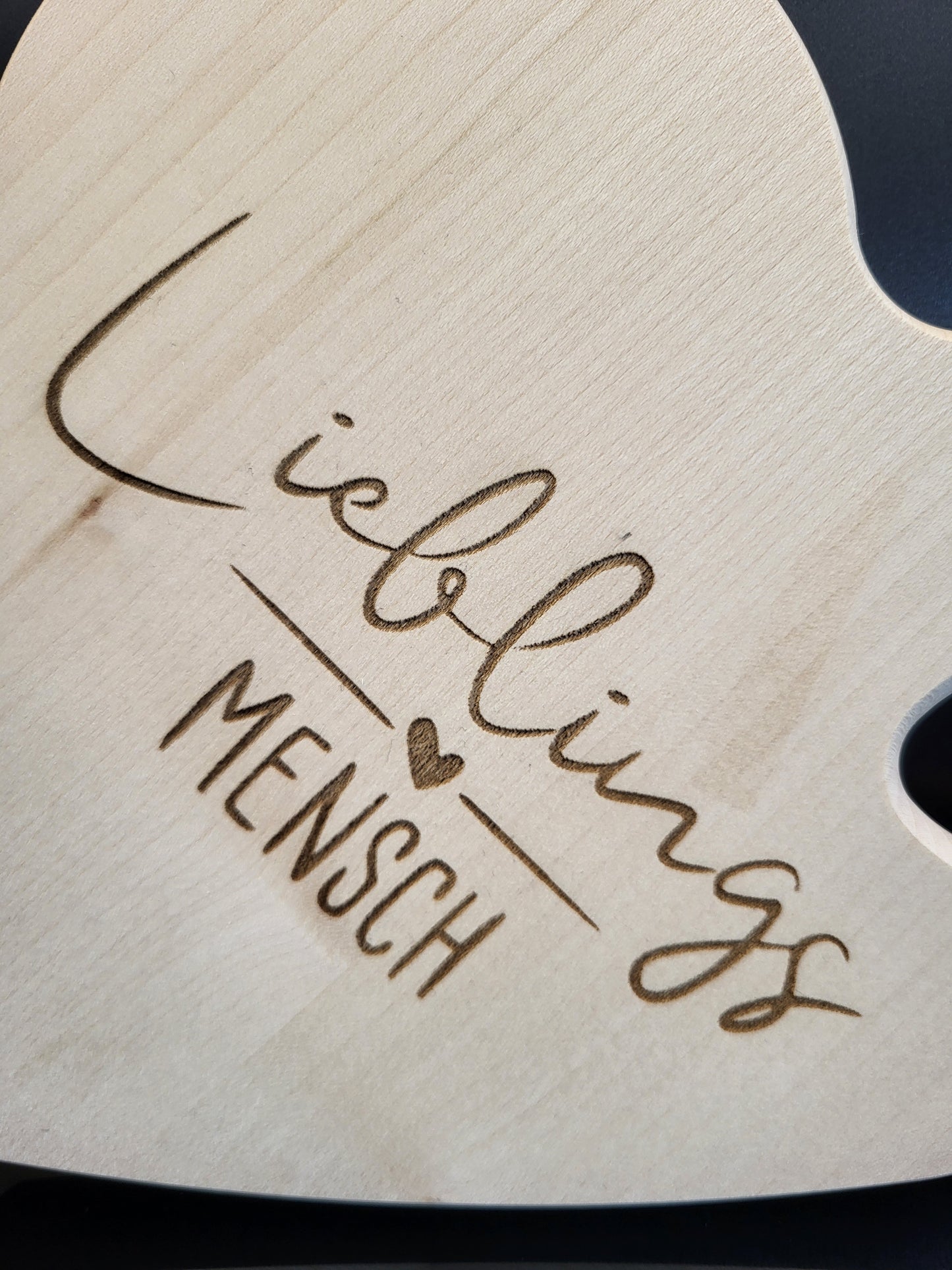 „Herz-Schneidebrett aus Ahornholz mit Gravur Lieblingsmensch – liebevoll handgefertigt von ALPCUT. Personalisiertes Holzbrett in Herzform mit Herz-Ausschnitt, ideal als Geschenk für Partner, Freunde oder Familie. Vielseitig nutzbar als Frühstücksbrett, Käsebrett oder Dekoration. Nachhaltiges Naturholz, fein verarbeitet und einzigartig graviert.“