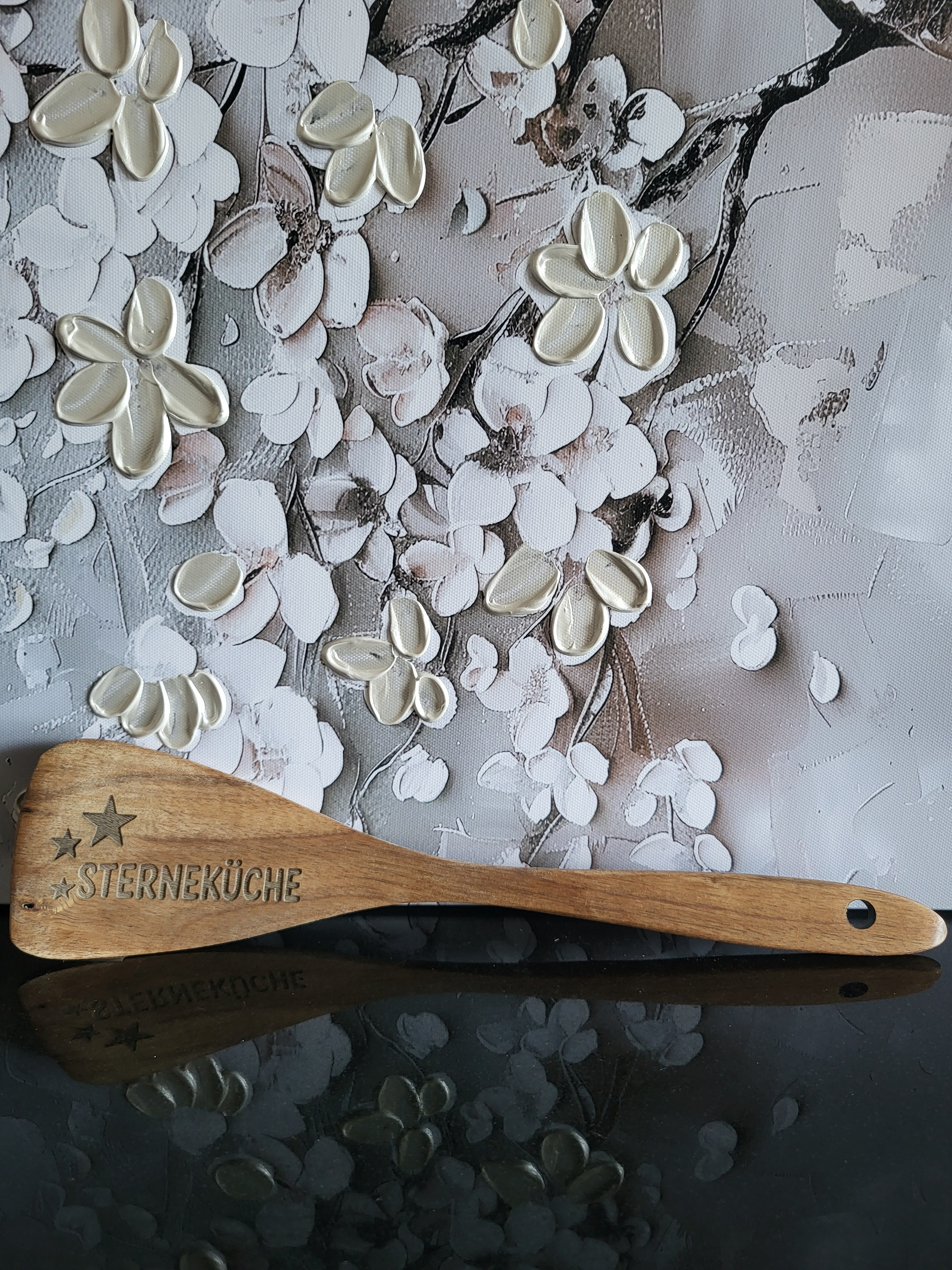 Gravierte Bratschaufel aus Akazienholz mit dem Spruch "STERNEKÜCHE". Dieses Küchenutensil ist das perfekte Geschenk für Hobbyköche, Feinschmecker oder Küchenprofis und ist eine originelle Ergänzung für jede Küche.