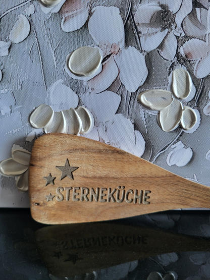 Gravierte Bratschaufel aus Akazienholz mit dem Spruch "STERNEKÜCHE". Dieses Küchenutensil ist das perfekte Geschenk für Hobbyköche, Feinschmecker oder Küchenprofis und ist eine originelle Ergänzung für jede Küche.