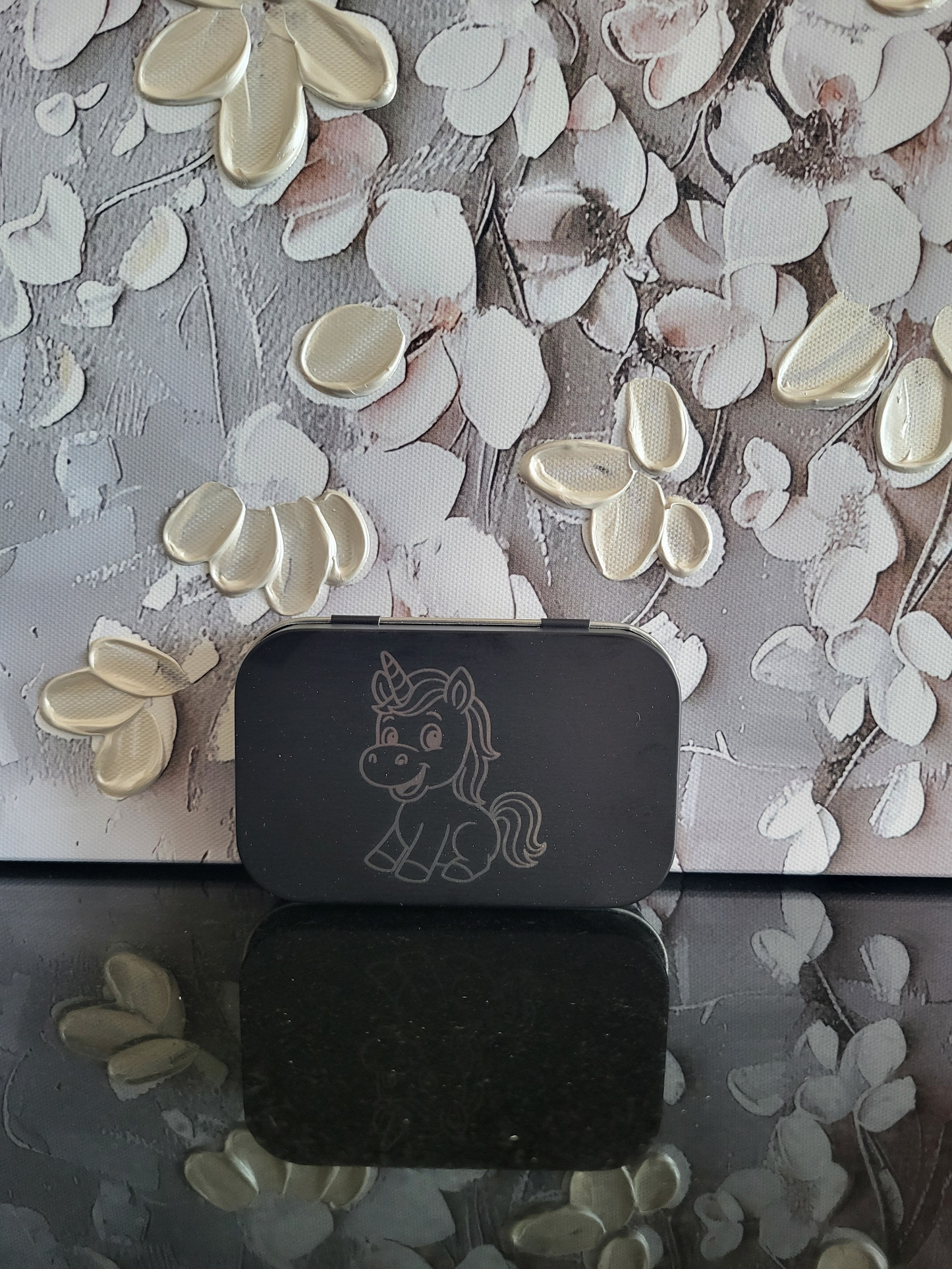 Schwarze Einhorn-Geschenkbox aus Metall, graviert mit niedlichem Einhorn. Perfekt als Aufbewahrungsdose für Kleinteile.