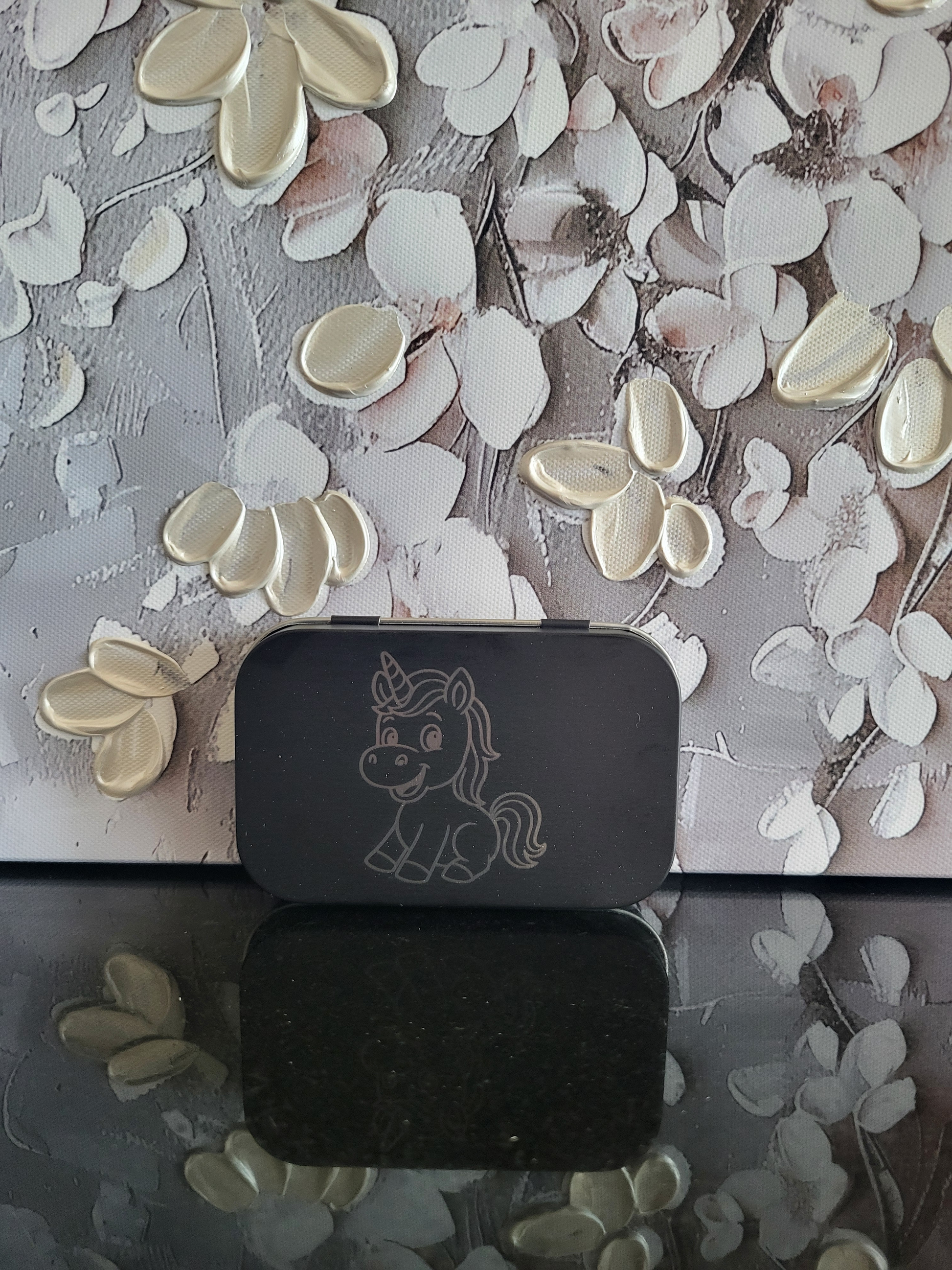 Schwarze Einhorn-Geschenkbox aus Metall, graviert mit niedlichem Einhorn. Perfekt als Aufbewahrungsdose für Kleinteile.