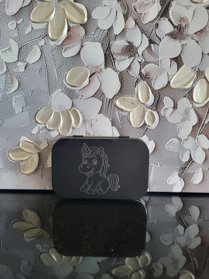 Schwarze Einhorn-Geschenkbox aus Metall, graviert mit niedlichem Einhorn. Perfekt als Aufbewahrungsdose für Kleinteile.