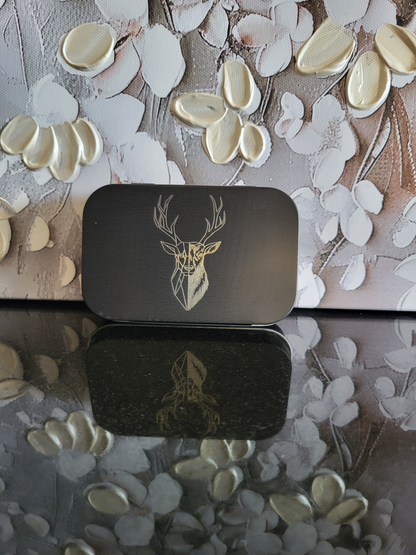 Gravierte Metalldose mit Hirschkopf-Motiv. Diese schwarze Aufbewahrungsbox zeigt ein modernes, geometrisches Hirsch-Design. Sie ist perfekt als Geschenk für Jäger, Naturliebhaber oder als praktischer Behälter für Kleinteile wie Schmuck, Pillen oder Münzen.