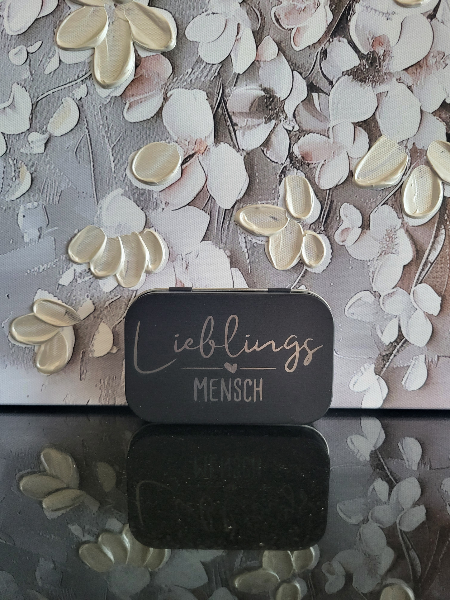 Gravierte Metalldose mit Spruch für "Lieblingsmensch". Diese schwarze Aufbewahrungsbox ist ein ideales Geschenk für den Partner, Freunde oder die Familie. Sie ist perfekt als Geschenkidee zum Valentinstag, Geburtstag oder Jahrestag. Ideal zur Aufbewahrung von Schmuck, Pillen oder kleinen persönlichen Dingen.