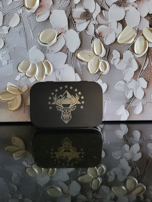 Gravierte Metalldose mit Wallis-Motiv. Die schwarze Box zeigt einen Hirschkopf in einem Bergpanorama, umgeben von 13 Sternen, die den Kanton Wallis symbolisieren. Perfekt als Geschenk oder Souvenir für Walliser oder Liebhaber der Region. Ideal als Aufbewahrungsdose für Kleinteile wie Schmuck, Pillen oder Münzen.