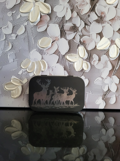 Gravierte Metalldose mit Hirsch-Motiv. Ideal als Geschenkbox, Pillendose oder für die Aufbewahrung von Schmuck und Kleinteilen. Das Motiv zeigt eine Hirsch-Familie und ist perfekt für Jäger, Waldliebhaber oder als Geschenk zum Vatertag.