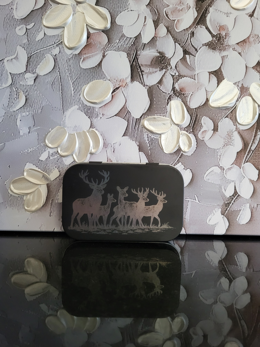 Gravierte Metalldose mit Hirsch-Motiv. Ideal als Geschenkbox, Pillendose oder für die Aufbewahrung von Schmuck und Kleinteilen. Das Motiv zeigt eine Hirsch-Familie und ist perfekt für Jäger, Waldliebhaber oder als Geschenk zum Vatertag.