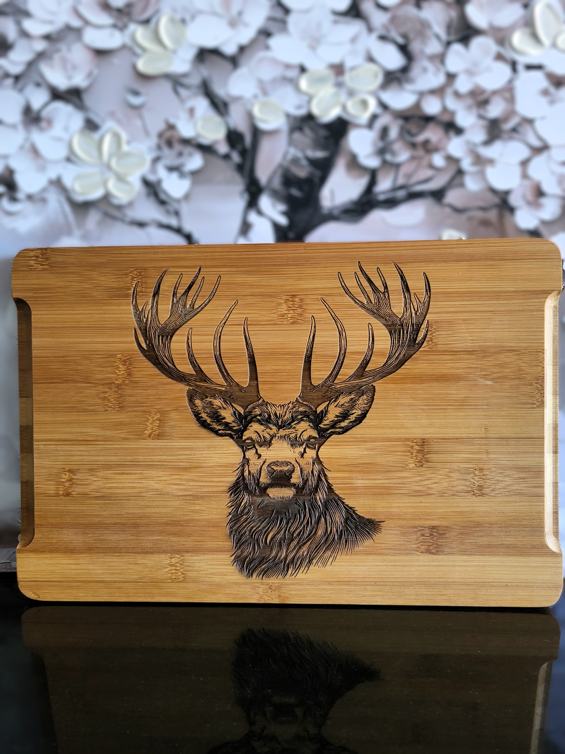 „Hochwertiges Bambus Schneidebrett mit detailreicher Hirschgravur – praktisches Küchenbrett aus Bambus mit Saftrille, ideal als Geschenk für Jäger und Naturfreunde“