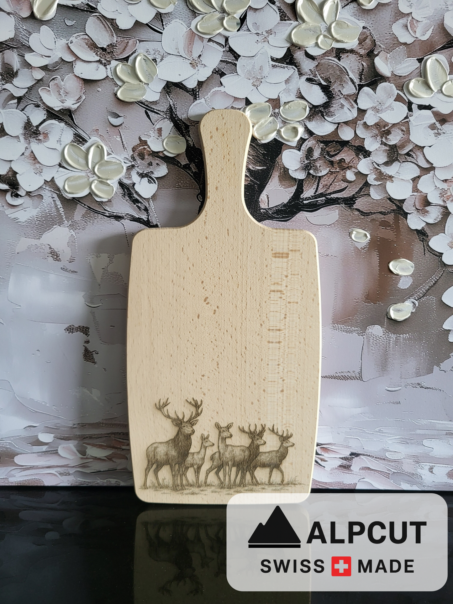 „Rustikales Schneidebrett mit Griff aus Schweizer Buchenholz, graviert mit Hirschmotiv – handgefertigt von ALPCUT. Edles Holzbrett aus nachhaltigem Schweizer Holz mit feiner Maserung, ideal als Käsebrett, Servierbrett oder Geschenk für Natur- und Jagdfreunde. Langlebig, hochwertig und dekorativ für Küche und Esstisch.“