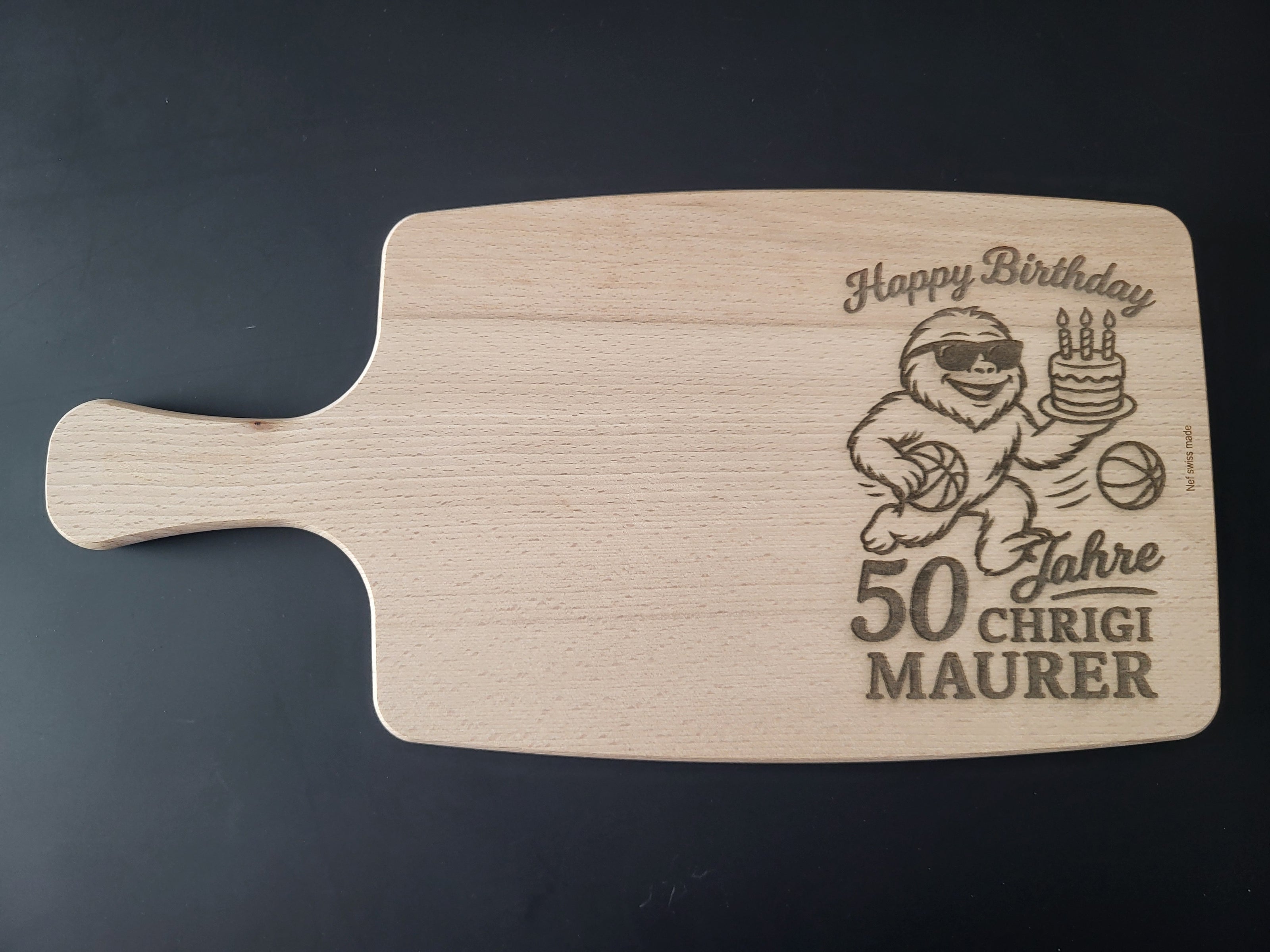 Personalisiertes Schneidebrett aus Buchenholz zum 50. Geburtstag – mit Gravur eines coolen Yetis, Basketball und Geburtstagskuchen – individuell gestaltet mit Name und Alter – originelles Geburtstagsgeschenk aus Holz – Swiss Made