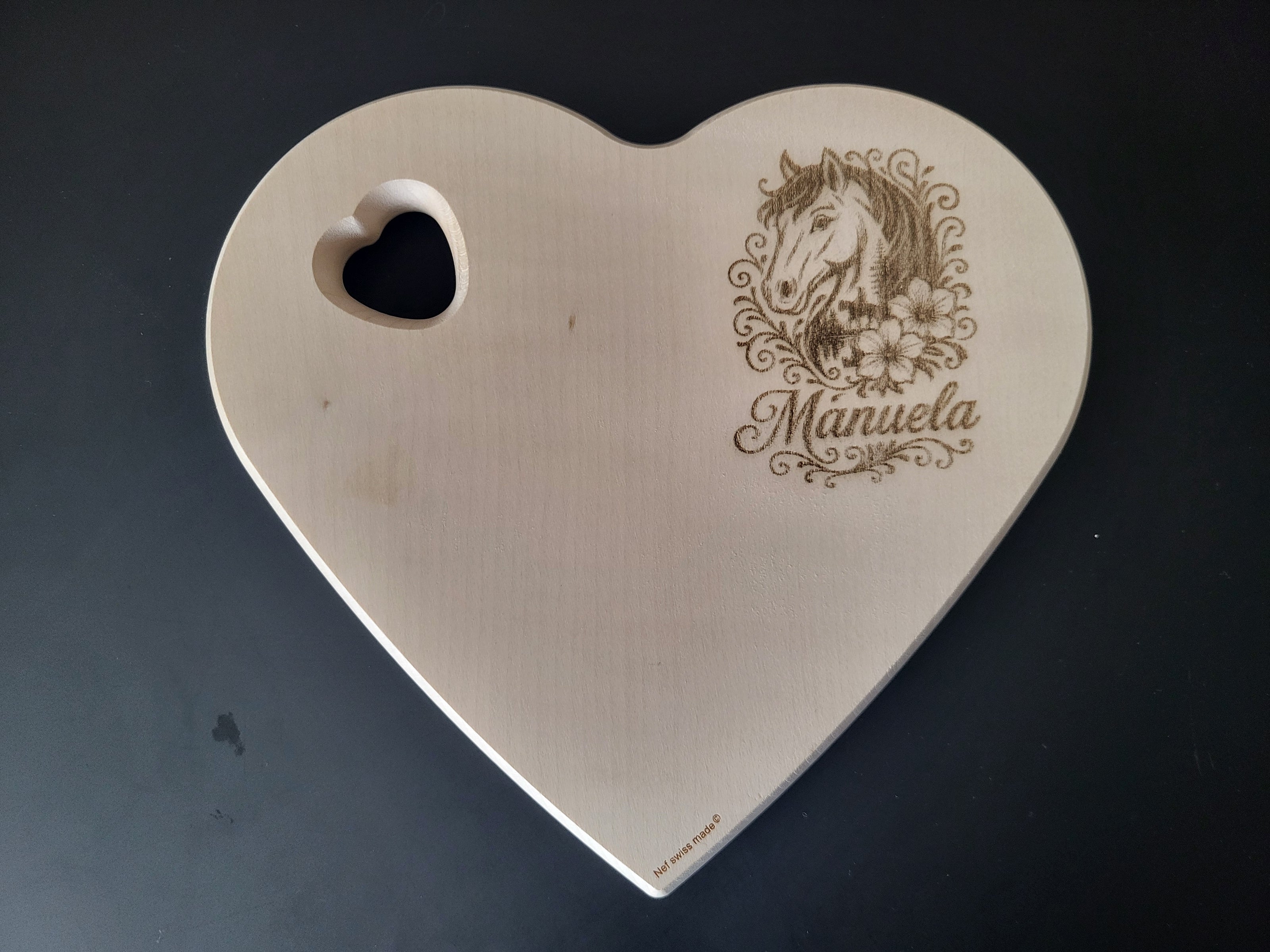 Herzförmiges Schneidebrett aus Ahornholz mit Pferdegravur und Wunschname – personalisiertes Holzbrett mit Herzgriff, ideal als Geschenk für Pferdeliebhaberinnen – hochwertiges, handgefertigtes Brett aus hellem Ahorn – Swiss Made von ALPCUT