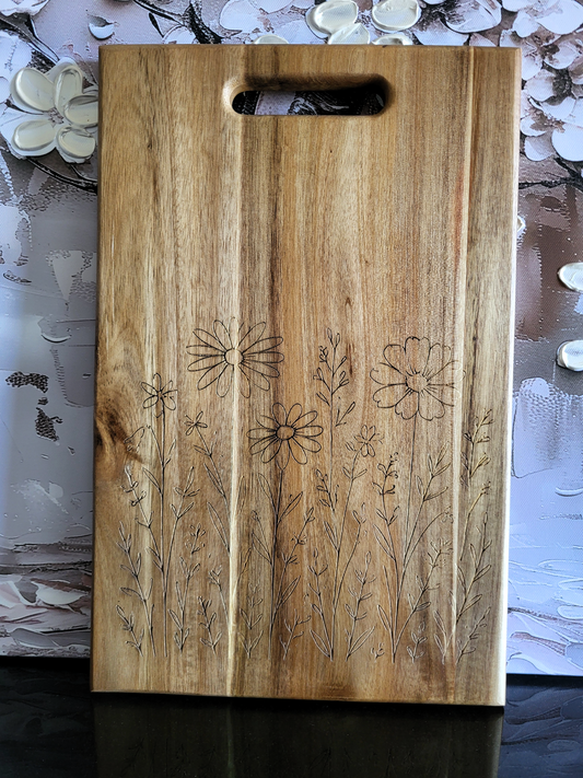 Elegantes Schneidebrett aus Akazienholz mit filigraner Blumenwiese Gravur – rustikales Küchenbrett mit floralem Design – hochwertiges Holzbrett als Geschenk für Naturfreunde, Küche oder Grillabende – nachhaltiges Akazienbrett von ALPCUT