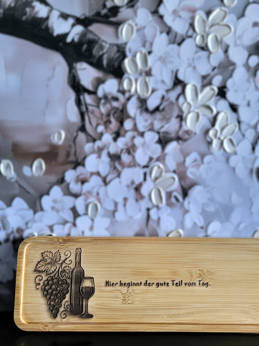 Längliches Apérobrett aus Bambus mit Gravur „Wein begleitet den guten Teil vom Tag“ – edles Servierbrett mit Weinflasche und Traubenmotiv – nachhaltige Apéroplatte aus Holz für Käse, Wein und Snacks – Bambusbrett von ALPCUT