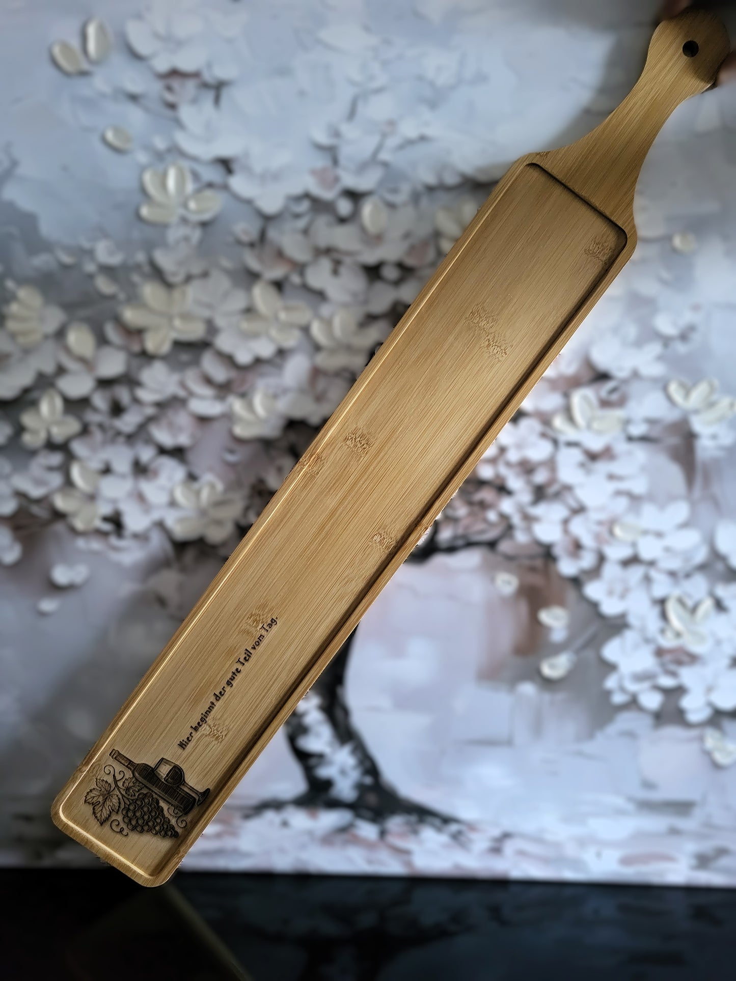 Längliches Apérobrett aus Bambus mit Gravur „Wein begleitet den guten Teil vom Tag“ – edles Servierbrett mit Weinflasche und Traubenmotiv – nachhaltige Apéroplatte aus Holz für Käse, Wein und Snacks – Bambusbrett von ALPCUT