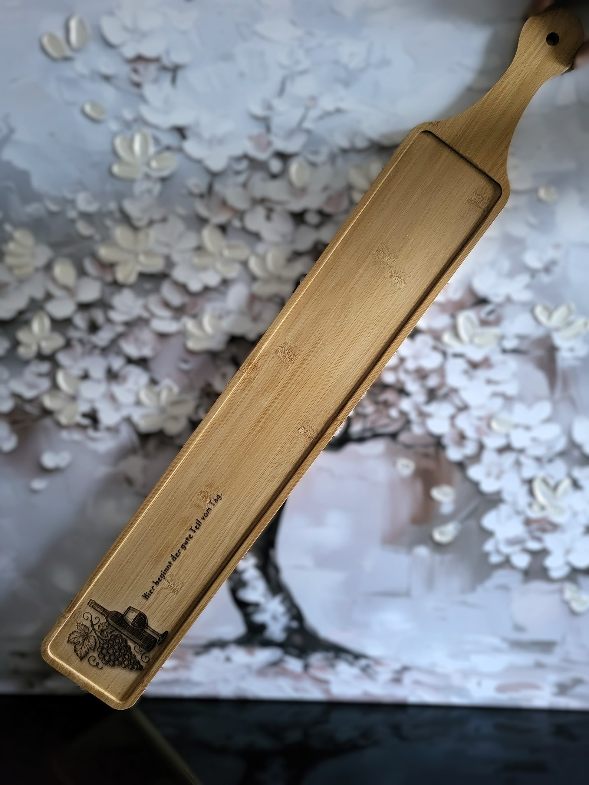 Längliches Apérobrett aus Bambus mit Gravur „Wein begleitet den guten Teil vom Tag“ – edles Servierbrett mit Weinflasche und Traubenmotiv – nachhaltige Apéroplatte aus Holz für Käse, Wein und Snacks – Bambusbrett von ALPCUT