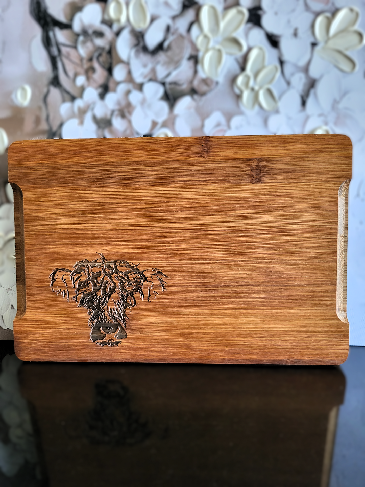 Bambus Schneidebrett mit Gravur eines Hochlandrinds – hochwertiges Holzbrett mit Saftrille auf der Rückseite – beidseitig verwendbares Küchenbrett für Fleisch, Gemüse oder Apéro – nachhaltiges Schneidebrett aus Bambus von ALPCUT