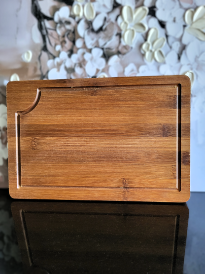 Bambus Schneidebrett mit Gravur eines Hochlandrinds – hochwertiges Holzbrett mit Saftrille auf der Rückseite – beidseitig verwendbares Küchenbrett für Fleisch, Gemüse oder Apéro – nachhaltiges Schneidebrett aus Bambus von ALPCUT