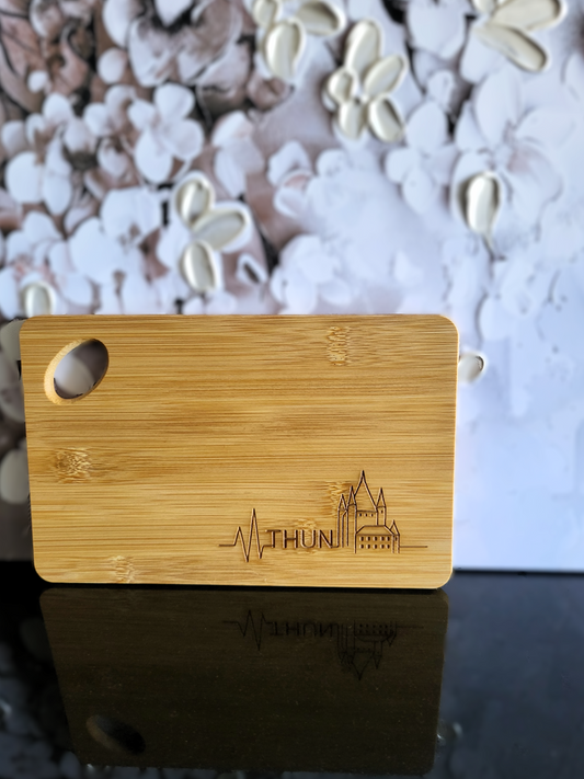 Bambus Schneidebrett mit Gravur Schloss Thun – nachhaltiges Holzbrett mit Stadtmotiv und Herzschlaglinie – Thun Souvenir oder Geschenkidee für Küche, Grillabende und Schweiz-Fans – robustes Küchenbrett aus Bambus – ALPCUT Design Schneidebrett