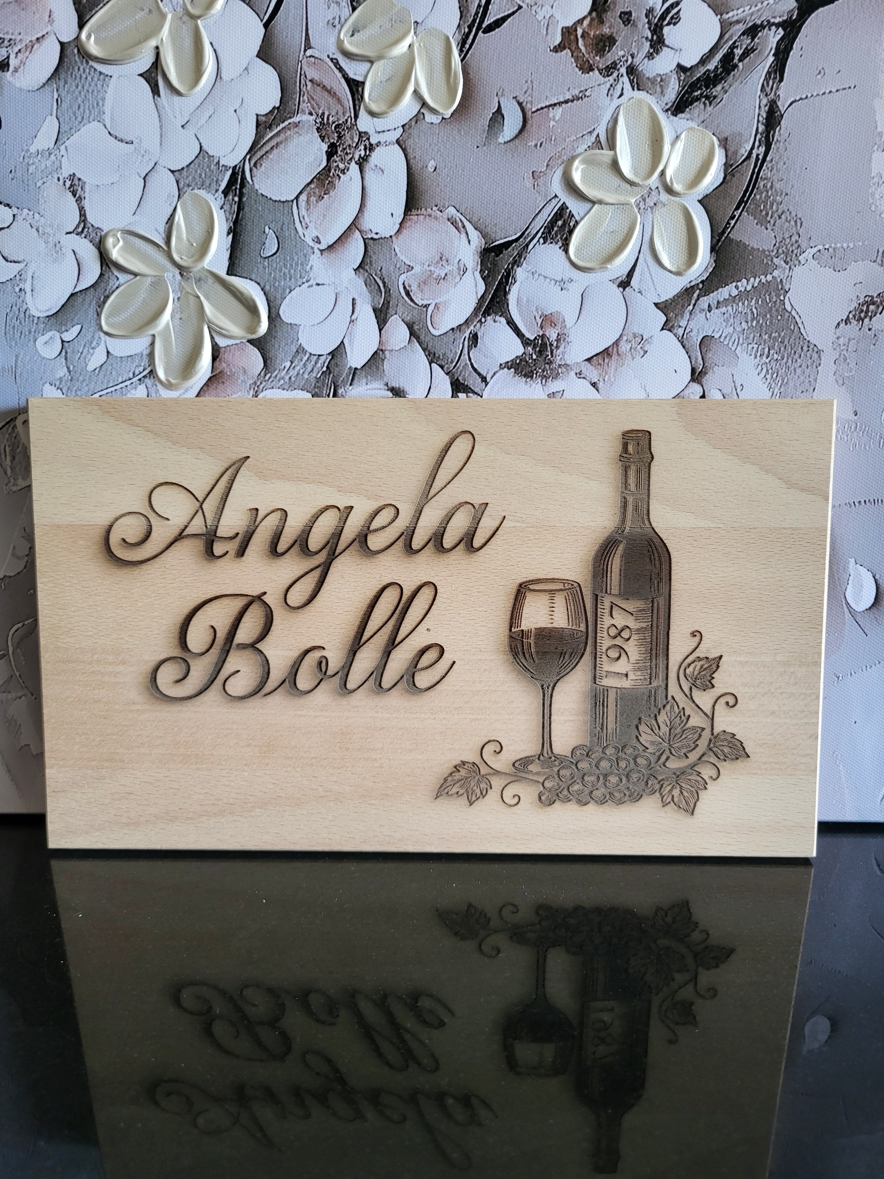 Graviertes Geschenk aus Buchenholz mit Weinflasche, Weinglas und Traubenranke – personalisiert mit Namen und Jahrgang – edles Motiv als Gravur auf Holz, ideal als Geschenk für Weinliebhaber – handgefertigt und individuell gestaltbar