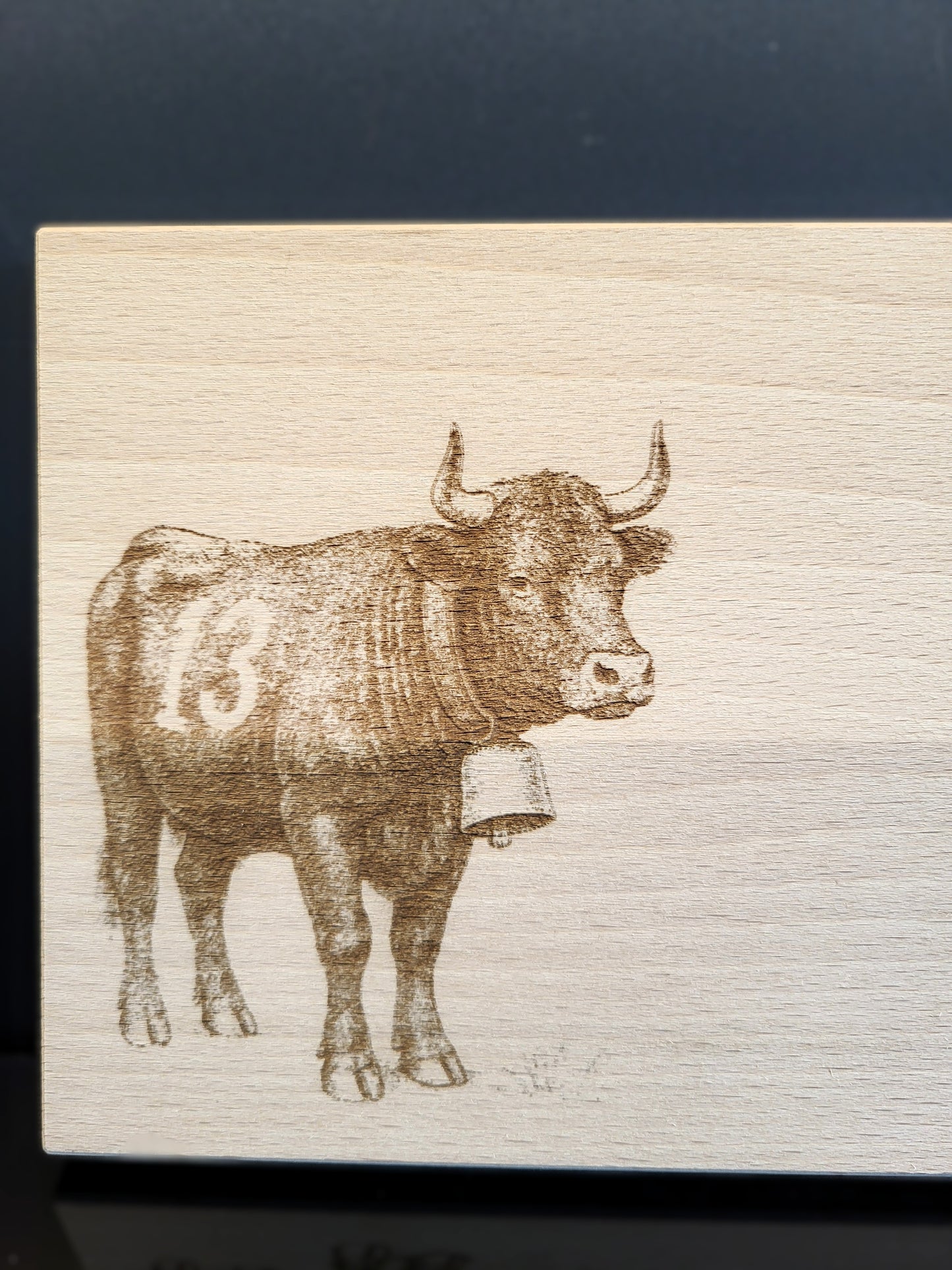 Schneidebrett aus Schweizer Buchenholz mit feiner Gravur einer Eringerkuh und herzförmiger Aussparung. Natürliches, nachhaltiges Holzbrett von AlpCut – ideal als Geschenk, Servierbrett oder Dekoration.