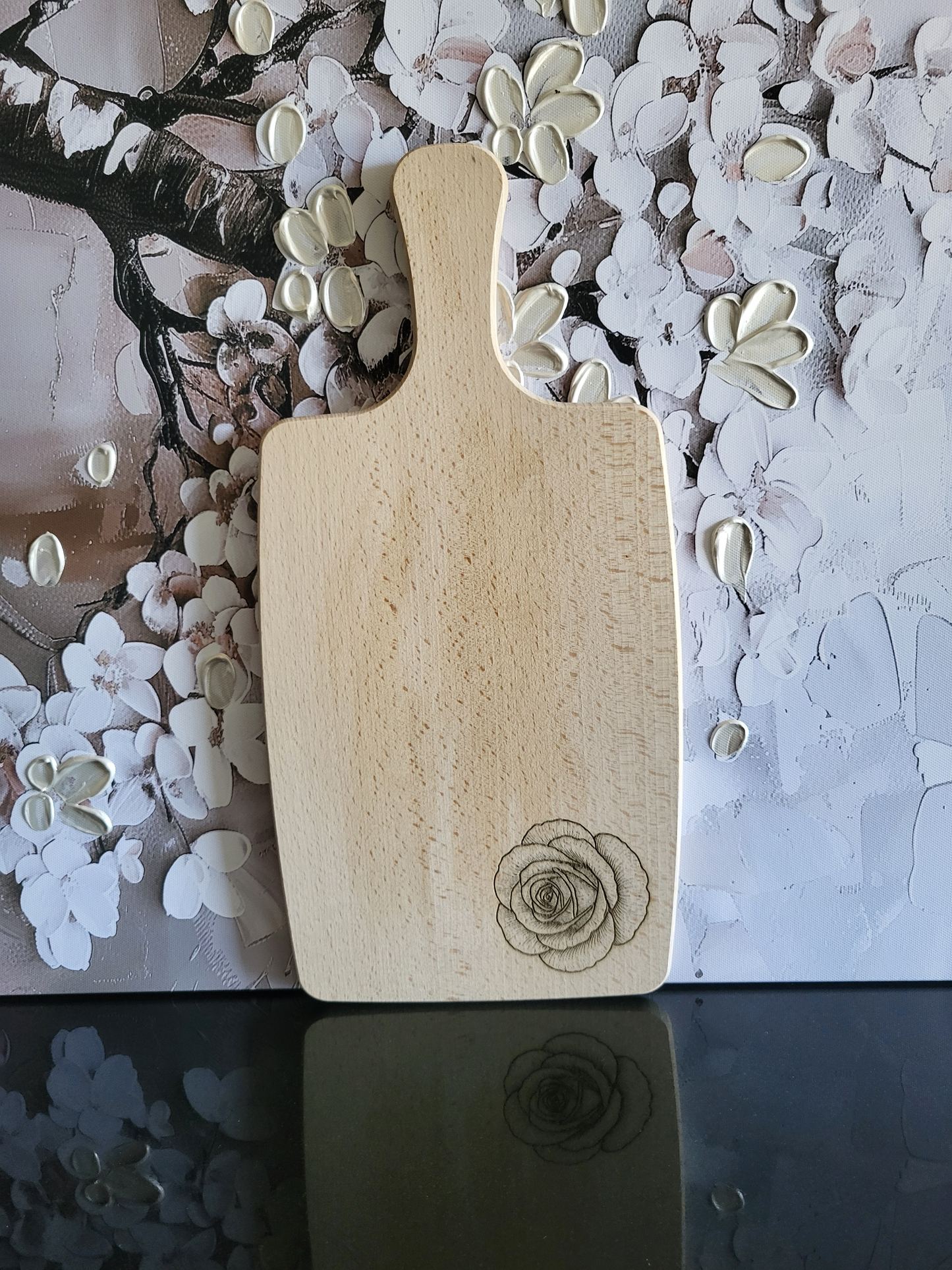 Schneide- oder Servierbrett aus Buchenholz, graviert mit einem romantischen Rosen-Motiv. Ideal als Geschenk für Hochzeiten, Geburtstage oder Muttertag. Die Gravur ist auf der Vorderseite in der unteren rechten Ecke.