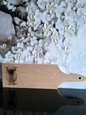Servierbrett aus Schweizer Buchenholz mit Gravur Schwarznasenschaf – handgefertigtes Holzbrett mit Griff – Swiss Made aus regionalem Holz – rustikales Schneidebrett für Apéro, Käseplatte oder Geschenk – ALPCUT Design