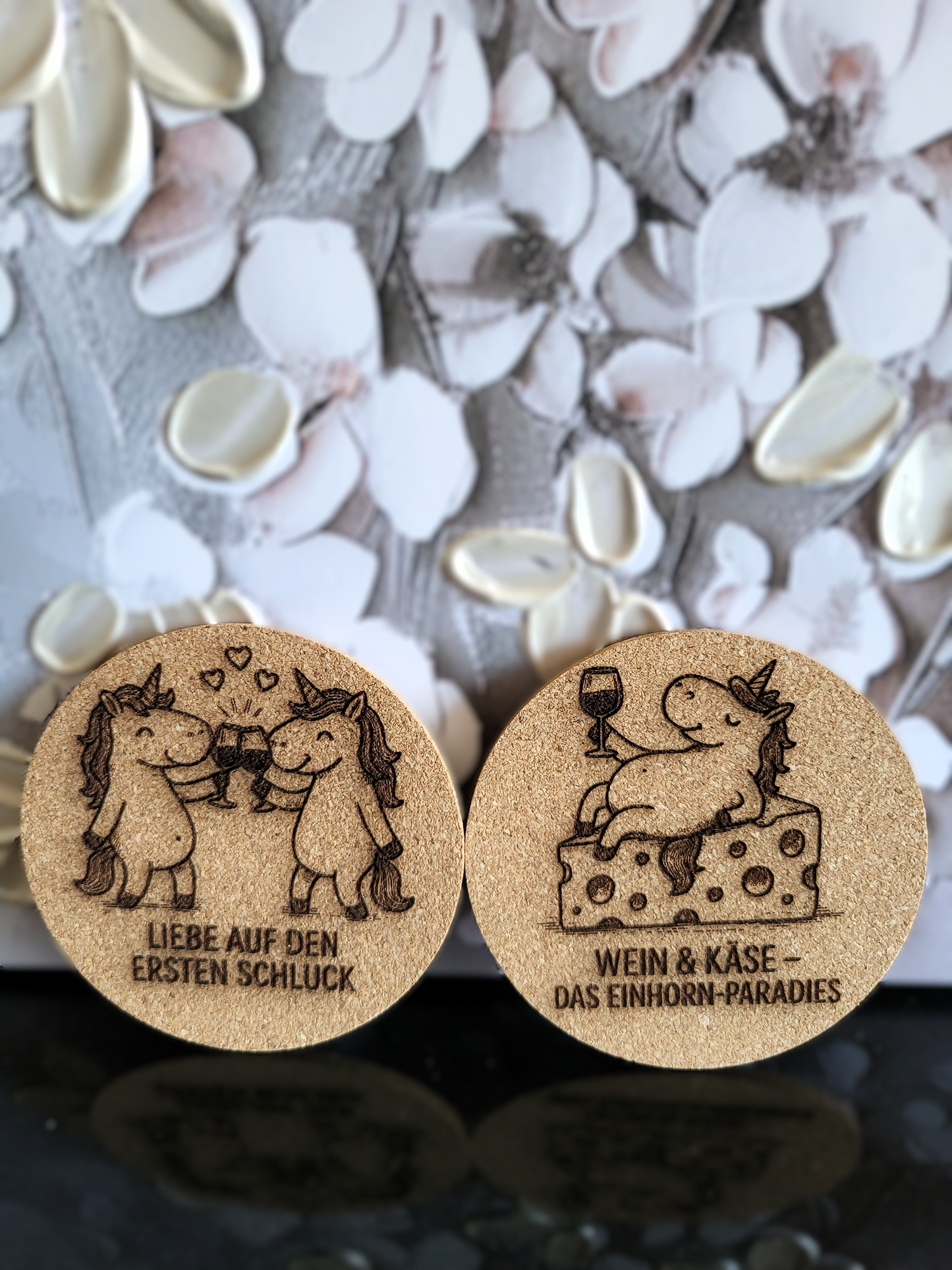 
Handgefertigte Kork-Untersetzer von Alpcut, lasergraviert mit humorvollen Einhorn-Motiven und witzigen Sprüchen zum Thema Wein und Käse, darunter "LIEBE AUF DEN ERSTEN SCHLUCK" und "WEIN & KÄSE – DAS EINHORN-PARADIES".