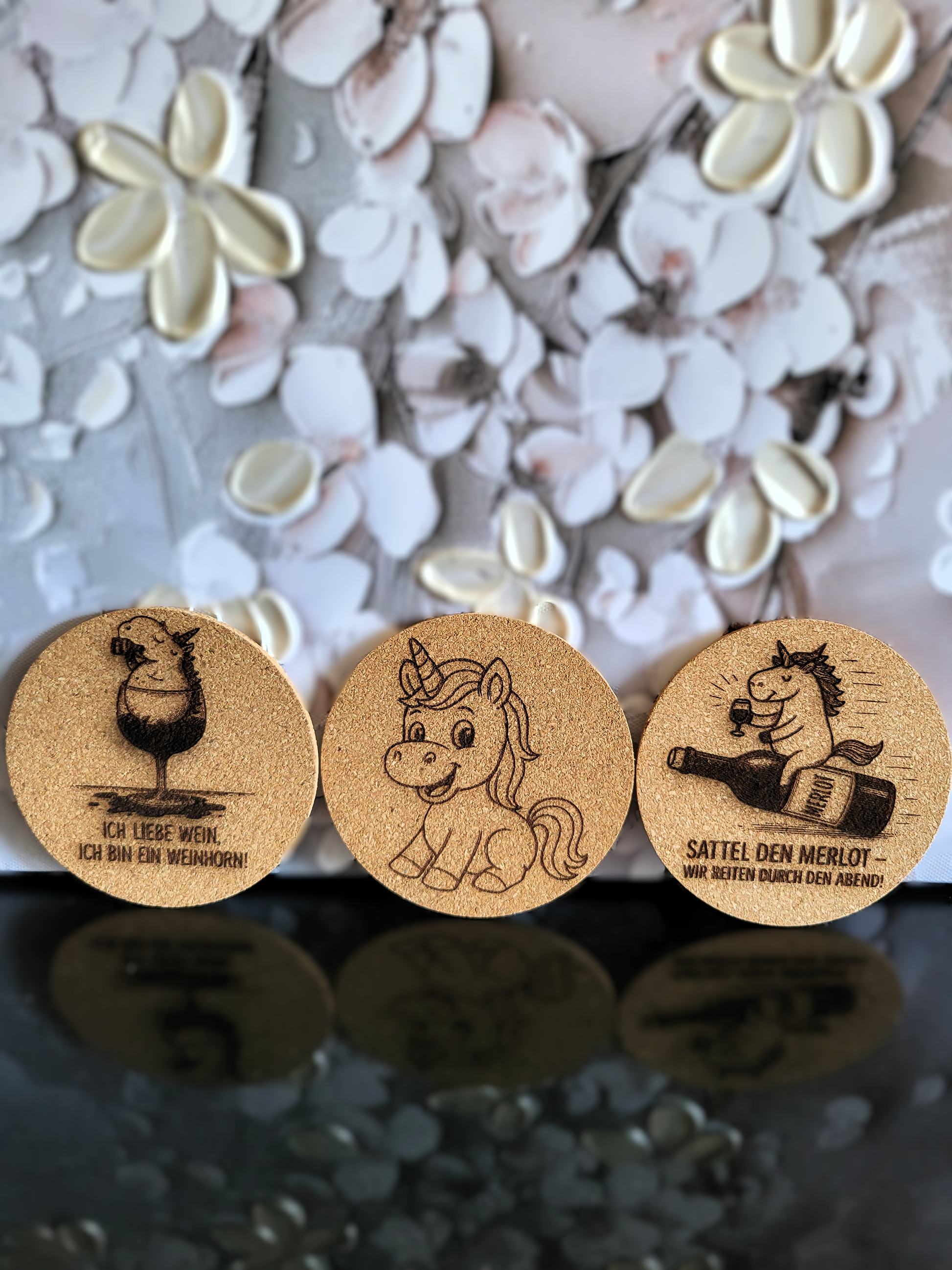 Handgefertigte Kork-Untersetzer von Alpcut, lasergraviert mit humorvollen Einhorn-Motiven und witzigen Sprüchen zum Thema Wein, darunter "ICH BIN EIN WEINHORN!" und "SATTEL DEN MERLOT".