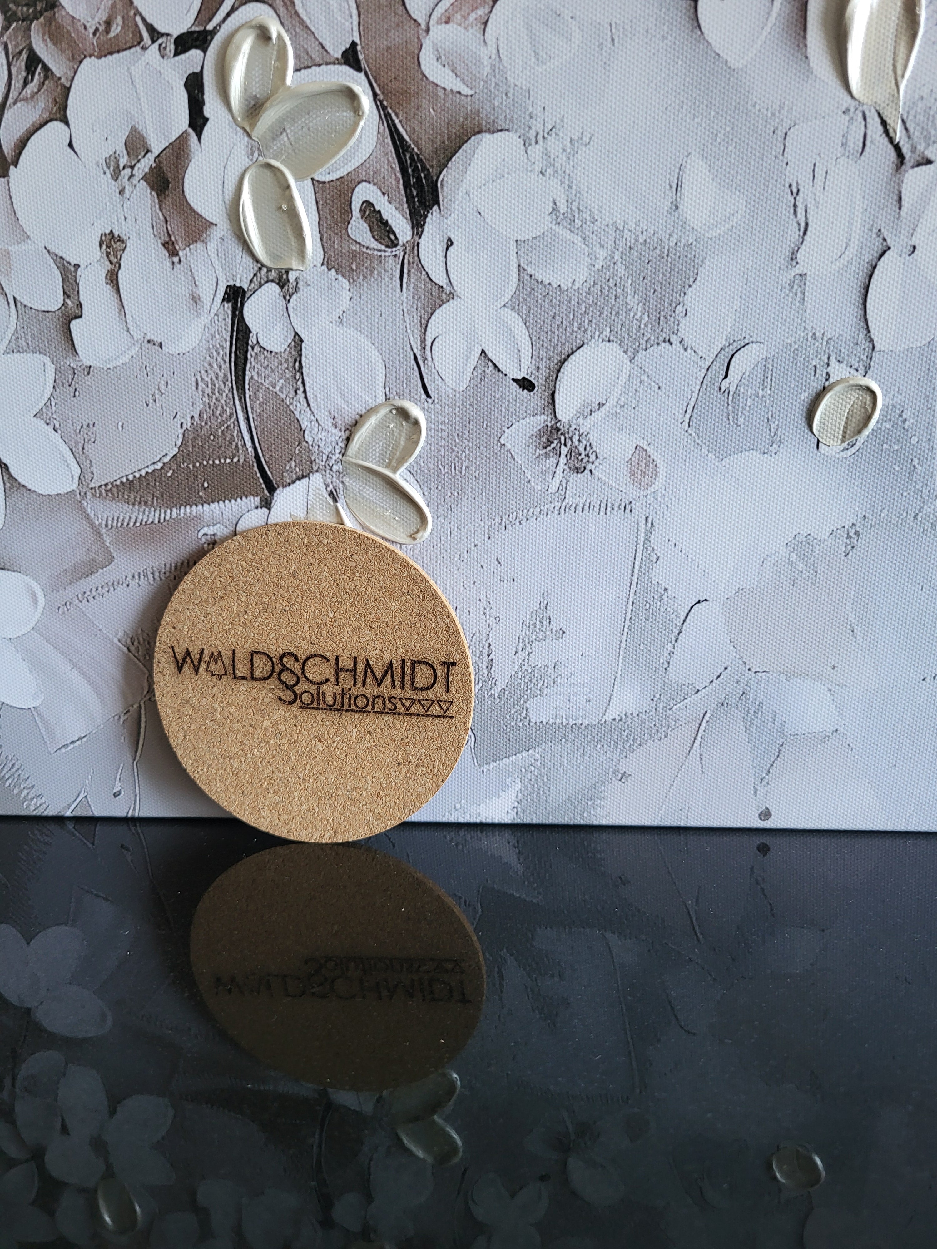 Individueller Kork Untersetzer mit Wunschgravur – runder Getränkeuntersetzer aus nachhaltigem Naturkork – personalisierbar mit Namen, Logo oder Spruch – ideales Geschenk für Küche, Bar oder Hochzeit – rutschfeste & hitzebeständige Tischunterlage