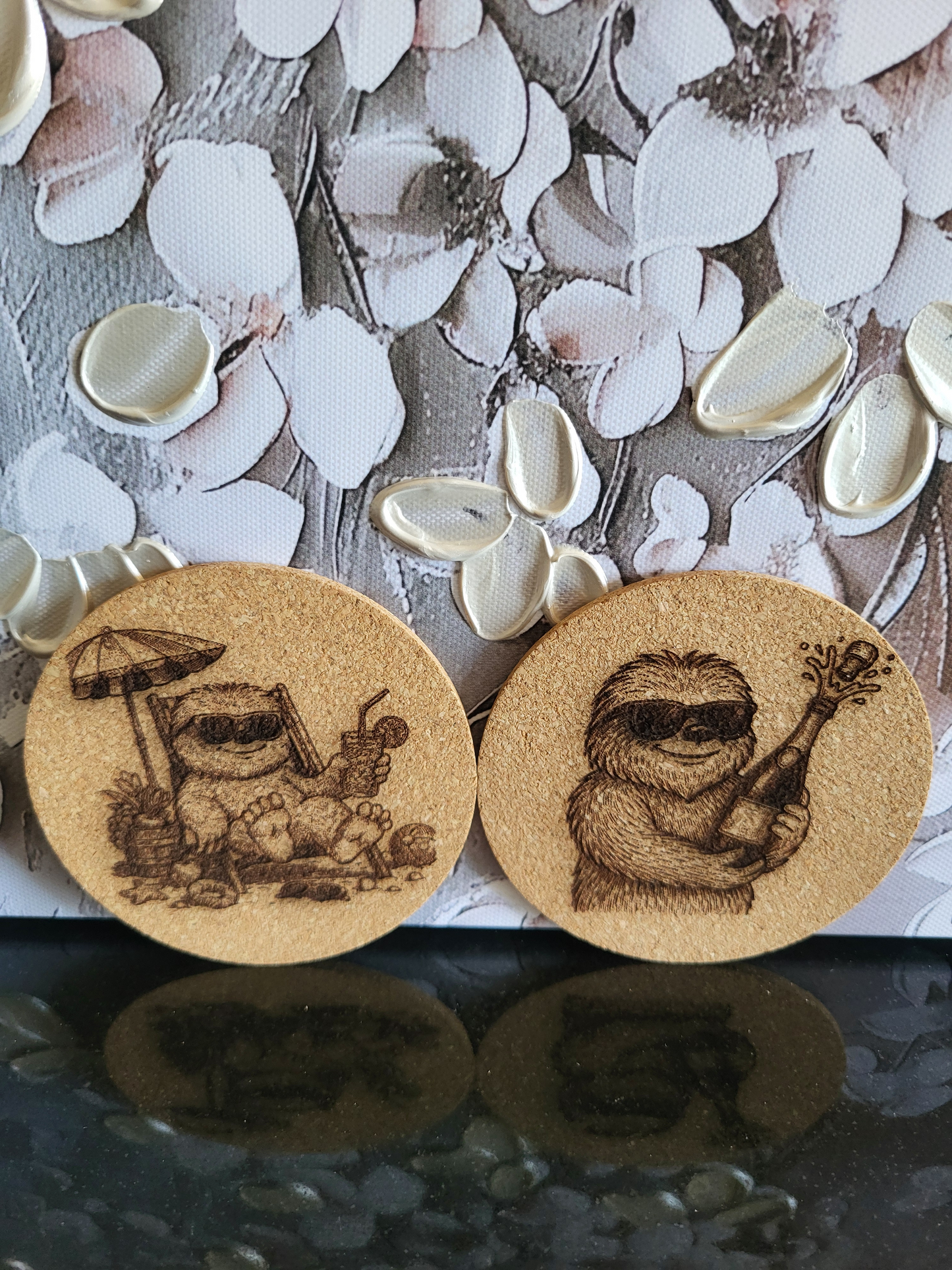 Set aus vier Kork-Untersetzern mit lasergravierten Faultier-Motiven
Kork-Untersetzer mit lustigem Faultier, das ein Bier trinkt
Runder Kork-Untersetzer mit alpinem Berg- und Wolf-Motiv
Weihnachtlicher Kork-Untersetzer mit dem Spruch "Kann Spuren von Weihnachtszauber enthalten"