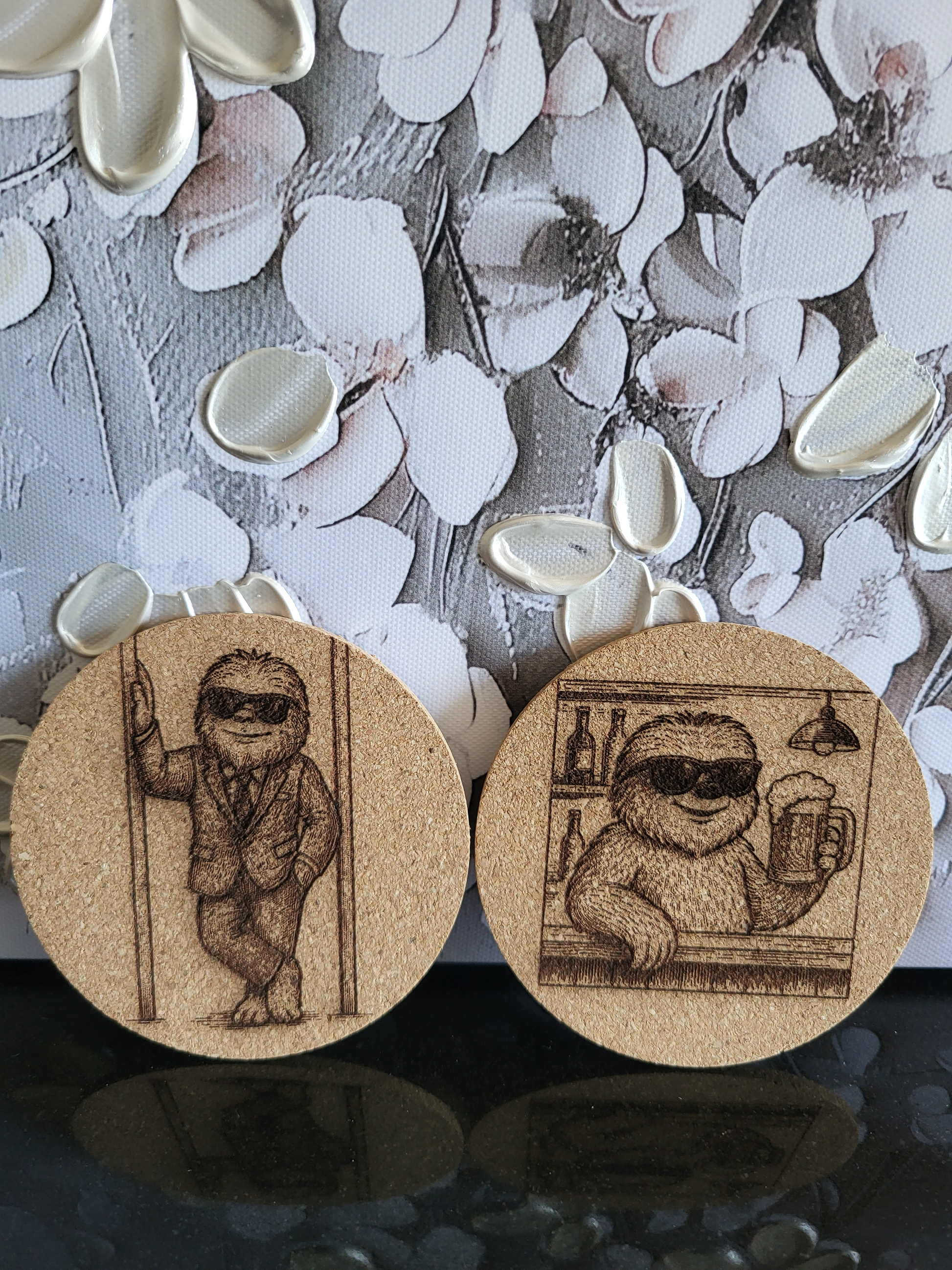 Set aus vier Kork-Untersetzern mit lasergravierten Faultier-Motiven

Kork-Untersetzer mit lustigem Faultier, das ein Bier trinkt

Runder Kork-Untersetzer mit alpinem Berg- und Wolf-Motiv

Weihnachtlicher Kork-Untersetzer mit dem Spruch "Kann Spuren von Weihnachtszauber enthalten"